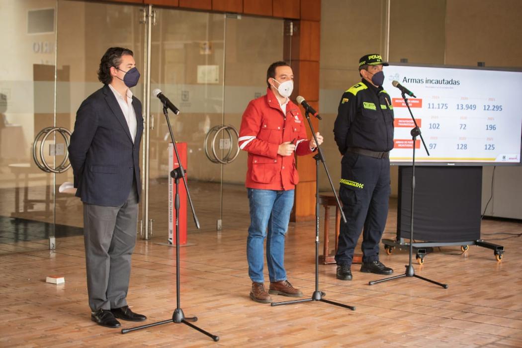 Aníbal Fernández de Soto, secretario de Seguridad; Luis Ernesto Gómez, secretario de Gobierno; y el general Eliecér Camacho, comandante de la MEBOG. Foto. Alcaldía.