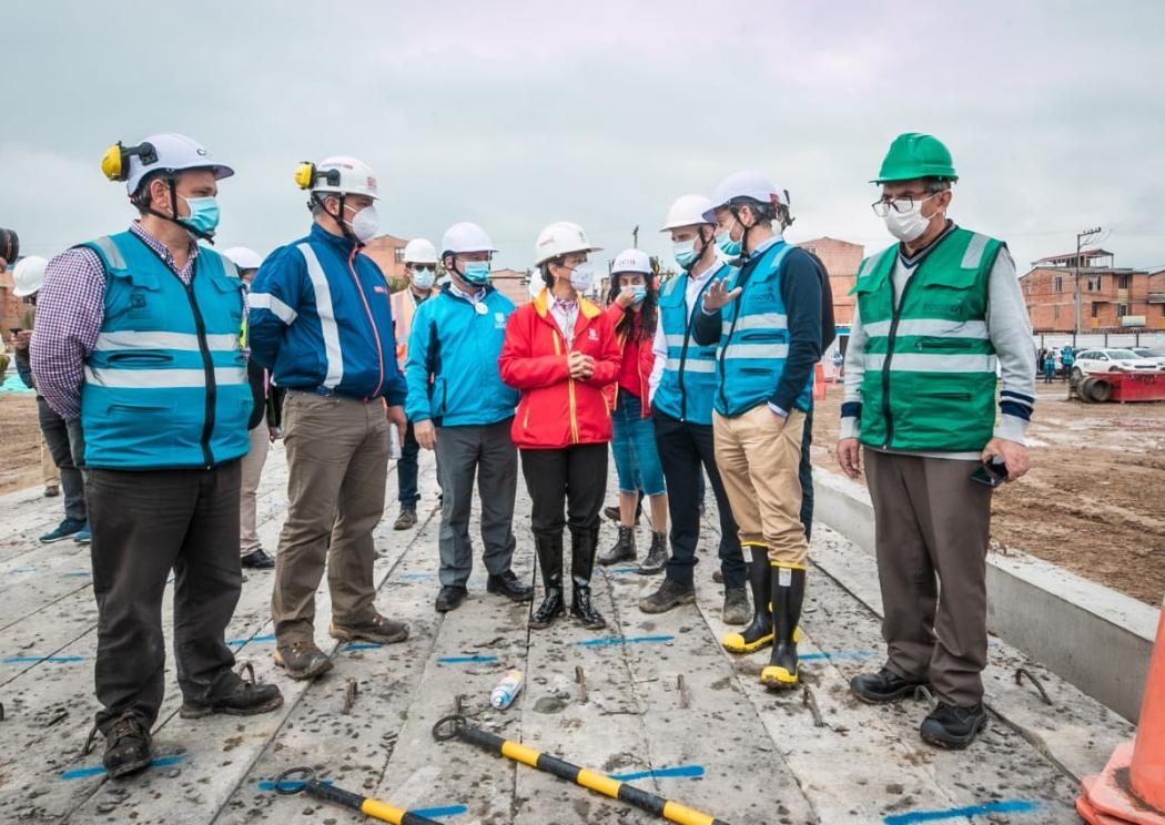 Junto al secretario de Salud, Alejandro Gómez, la alcaldesa, Claudia López, recorrió la obra de hospital en la localidad de Bosa. Foto. Alcaldía.