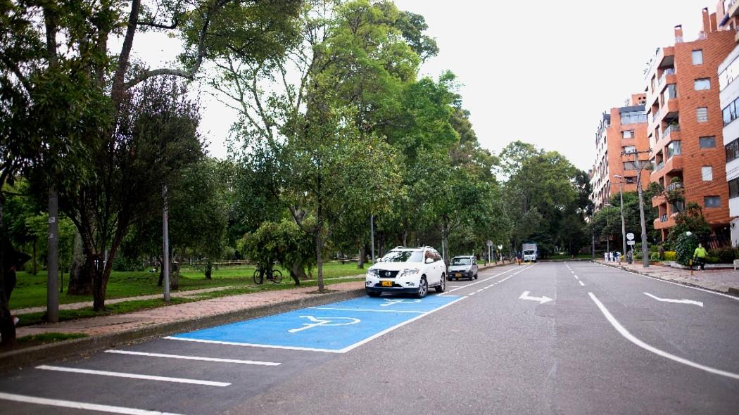 Zona de estacionamiento en vía.