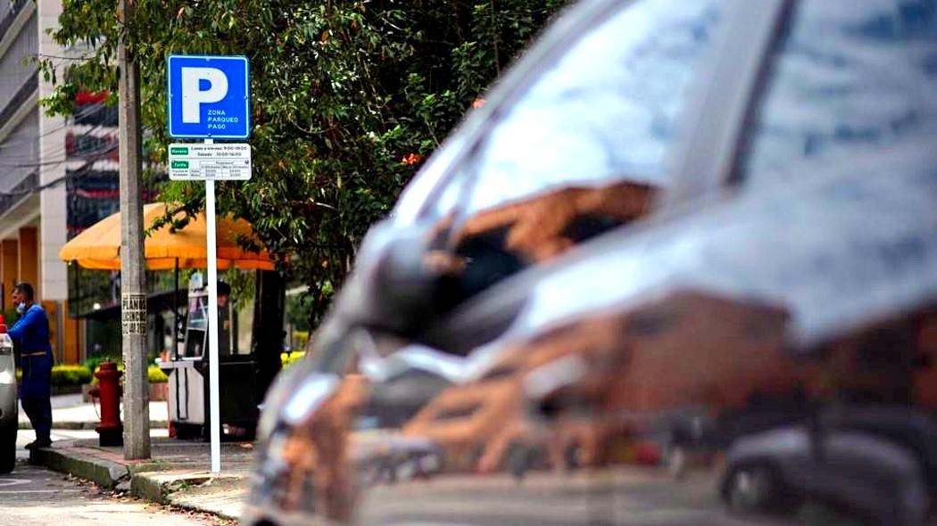 Vehículo parqueado en zona de parqueo pago.