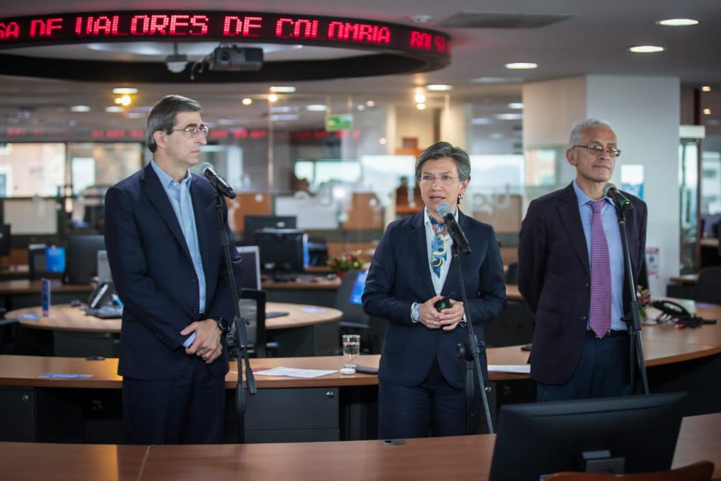 (De izquierda a derecha): Juan Pablo Córdoba, presidente de la Bolsa de Valores de Colombia; Claudia López, alcaldesa mayor de Bogotá; y Juan Mauricio Ramírez, secretario de Hacienda. Foto. Alcaldía.