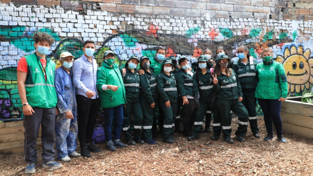 Equipo de trabajo que lidero la entrega de la huerta 'Amar' 