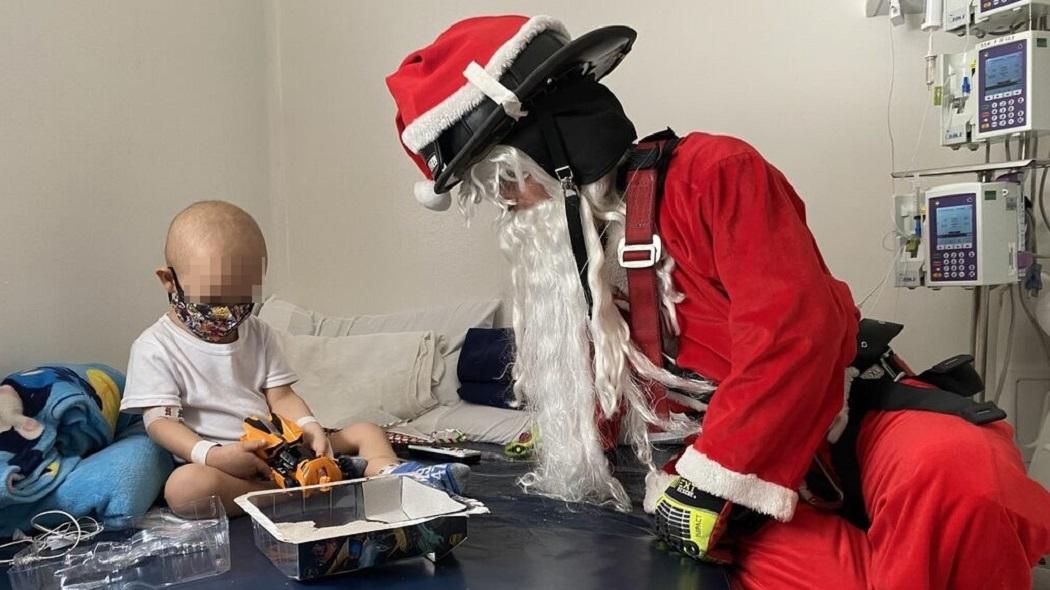 Entrega de regalos de Bomberos a niños en hospitales.