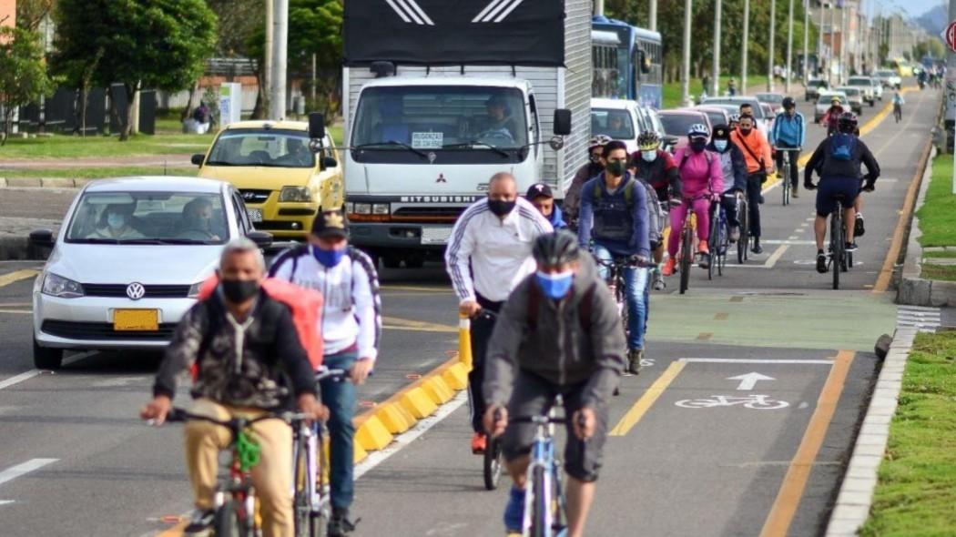 Ciclistas y vehículos movilizándose.