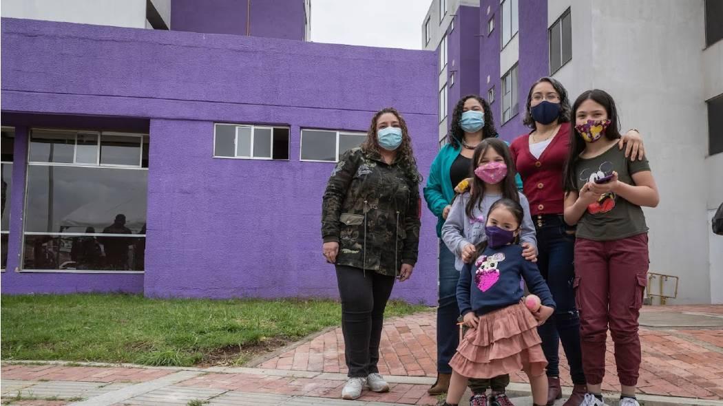 Imagen de una familia en vivienda entregada por el Distrito