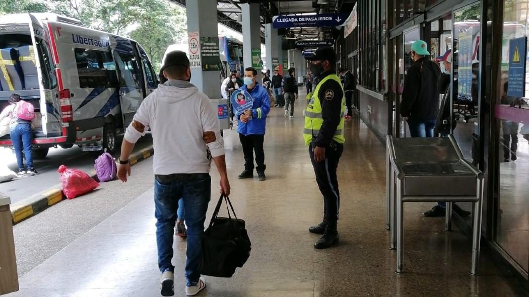 Personas en plataformas de abordaje de la Terminal de Bogotá.