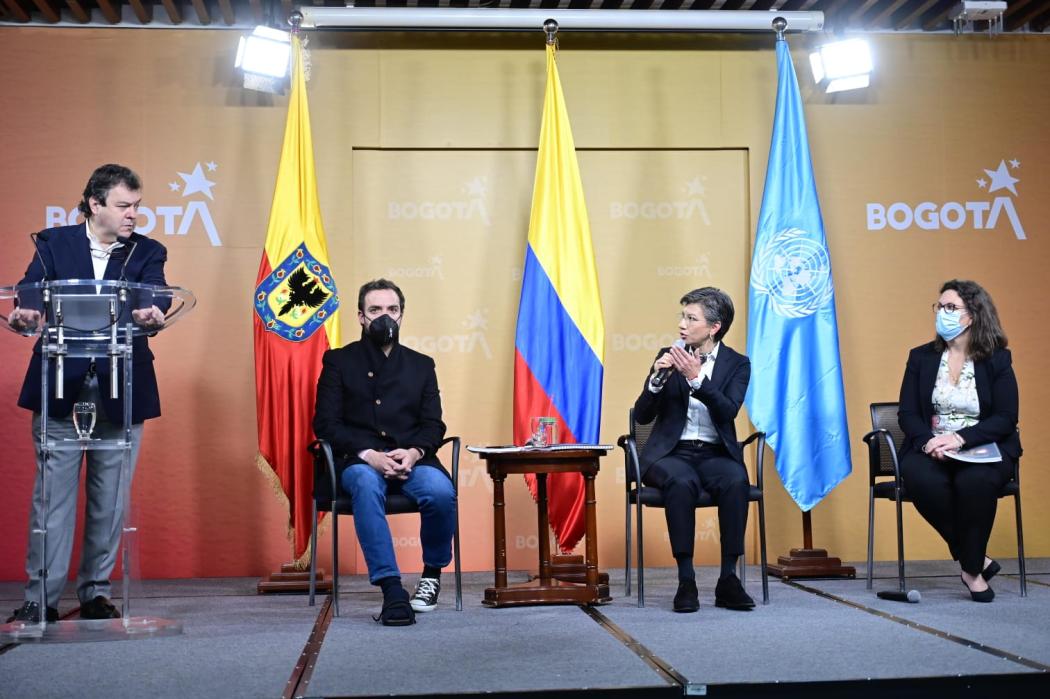 La alcaldesa, Claudia López, recibió el informe de la investigación hecha por el exdefensor del Pueblo, Carlos Negret. Foto. Alcaldía.