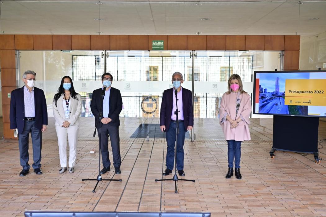 De izq. a Der. Leonidas Narváez, gerente Empresa Metro; Eliana Hurtado, secretaria (e) de Salud; Julián Moreno, secretario (e) de Integración Social; Juan Mauricio Ramírez, secretario de Hacienda; y Edna Bonilla, secretaria de Educación. Foto Alcaldía.