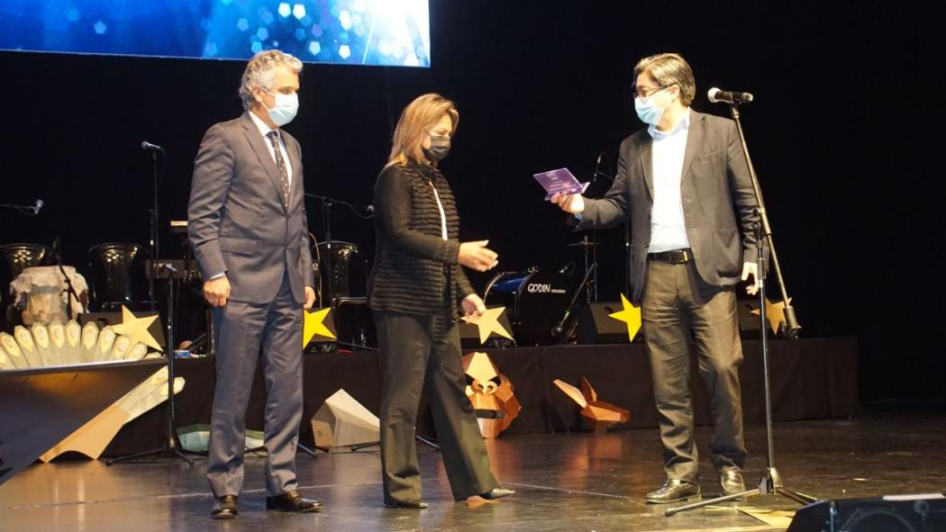 Julián Moreno Parra, secretario (e) de Integración Social de Bogotá, entregó los reconocimientos a todas las experiencias y acciones exitosas para la atención de la infancia y la adolescencia en Bogotá. Foto. Sec. de Integración Social.