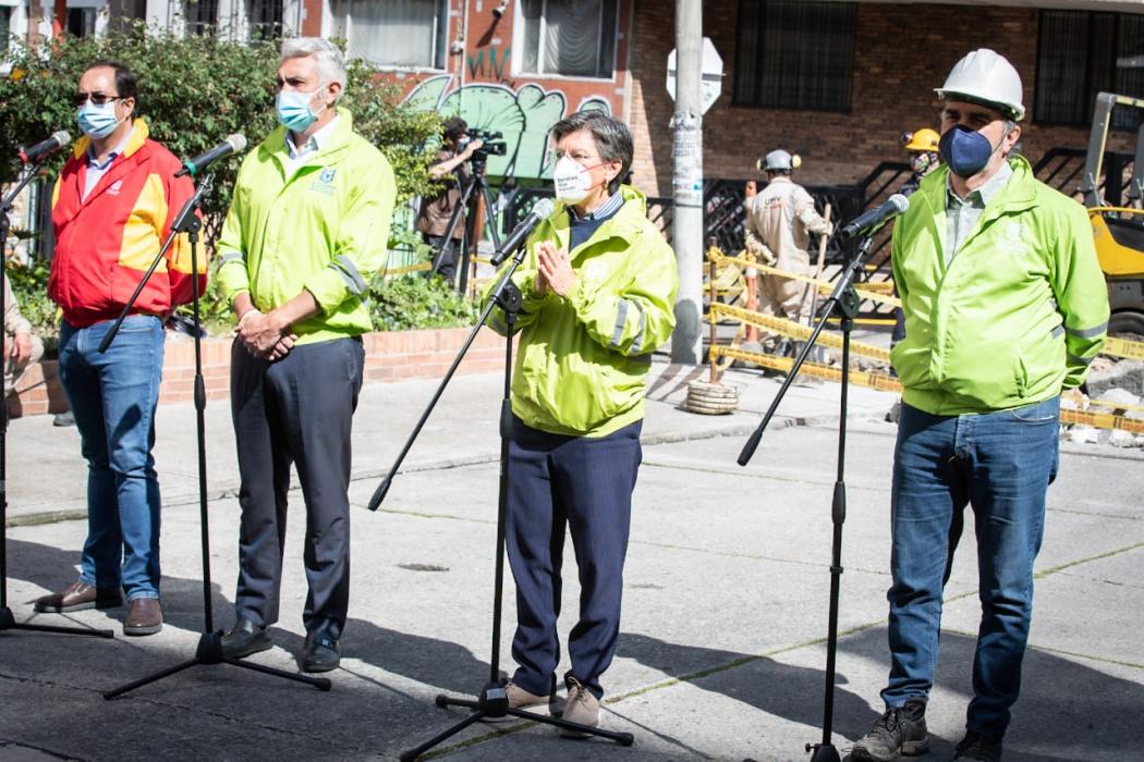 (De izq. a Der.) Diego Sánchez, director del IDU; Nicolás Estupiñan, secretario de Movilidad; Claudia López, alcaldesa de Bogotá; Álvaro Sandoval, director UMV, en el recorrido verificación de las obras. Foto. Alcaldía.