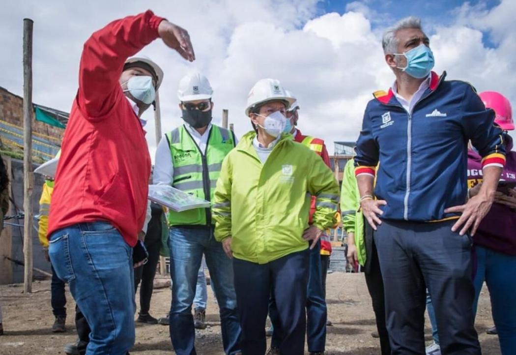 (De izq. a Der.) Nicolás Correal Subgerente Técnico de Transmilenio; Claudia López, alcaldesa de Bogotá; y Nicolás Estupiñan, secretario de Movilidad, recorriendo las obras que mejorarán la movilidad en Usme y Rafael Uribe Uribe.Foto. Alcaldía.