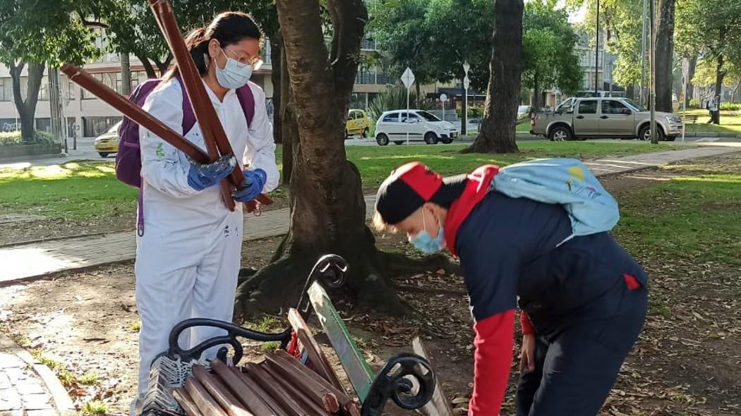 El Park Way estrena bancas gracias a los jóvenes de Idipron de Bogotá