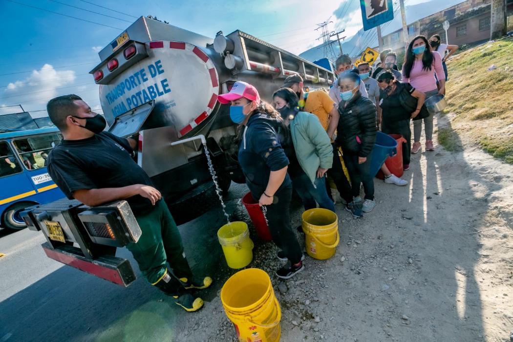 Carrotanques abastecen con agua a habitantes de Usme 