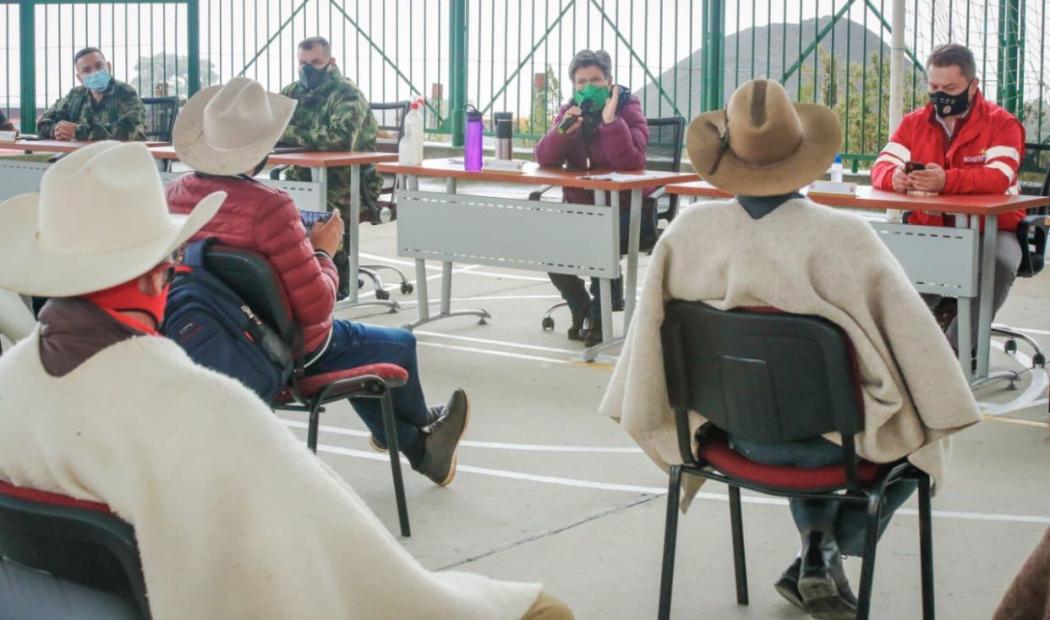 En la foto, la última visita de la alcaldesa, Claudia López, a Sumapaz, para socializar proyectos importantes en materia de conectividad y otros temas importantes. Foto. Alta Consejería de Paz.