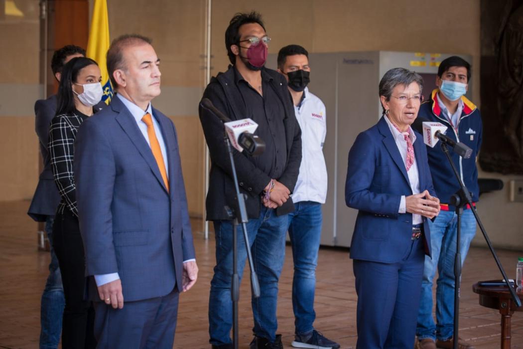 (De izq a der) Vice Interior, Carlos Baena; Dir. territorial de Unidad de Víctimas, María Dangond; Alto Consejero de Paz, Vladimir Rodríguez; alcaldesa, Claudia López; Iaku Sigindihoy, Dir. de Asuntos Étnicos y Daniel Camacho, Subsecretario de Gobierno.