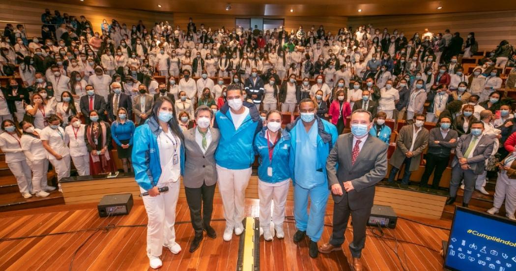 Distrito garantiza contratos de 2 años a 3.099 profesionales de salud