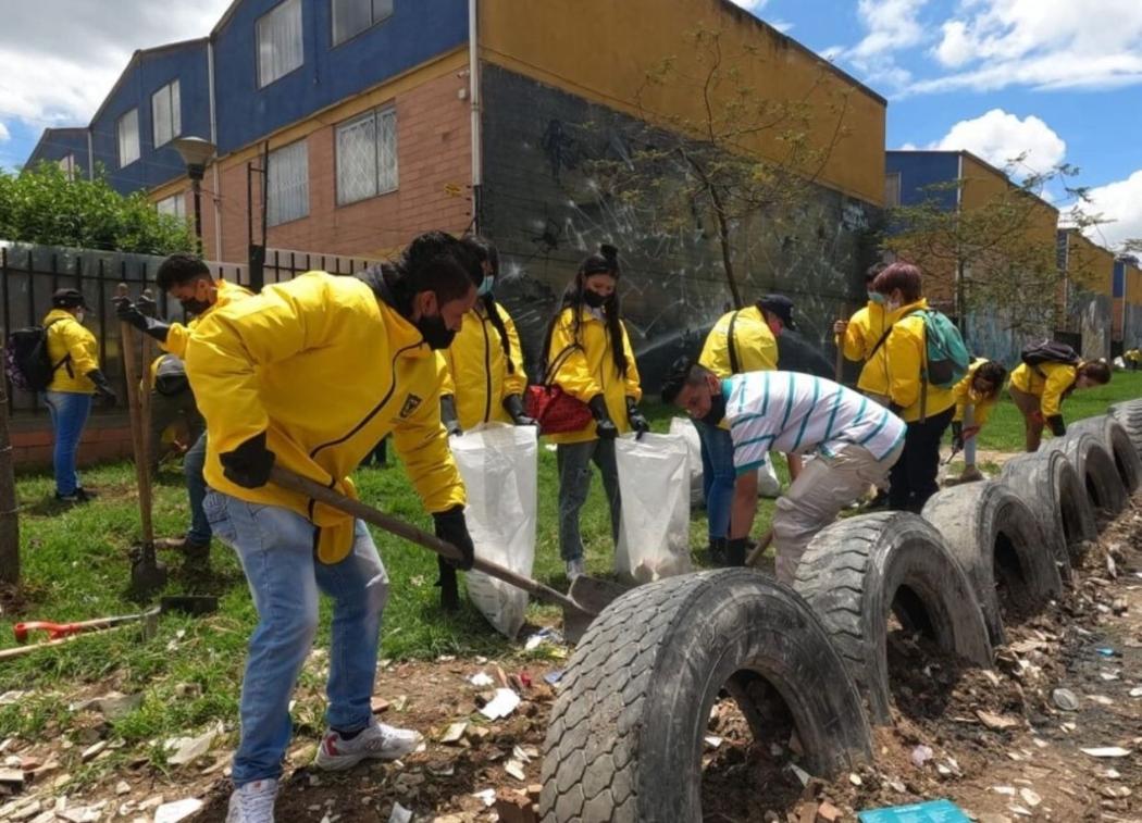 Junto con la comunidad, en Bosa se llevan a cabo actividades que apuntan al reverdecimiento de la localidad Bosa. Foto. Sec. de Gobierno.