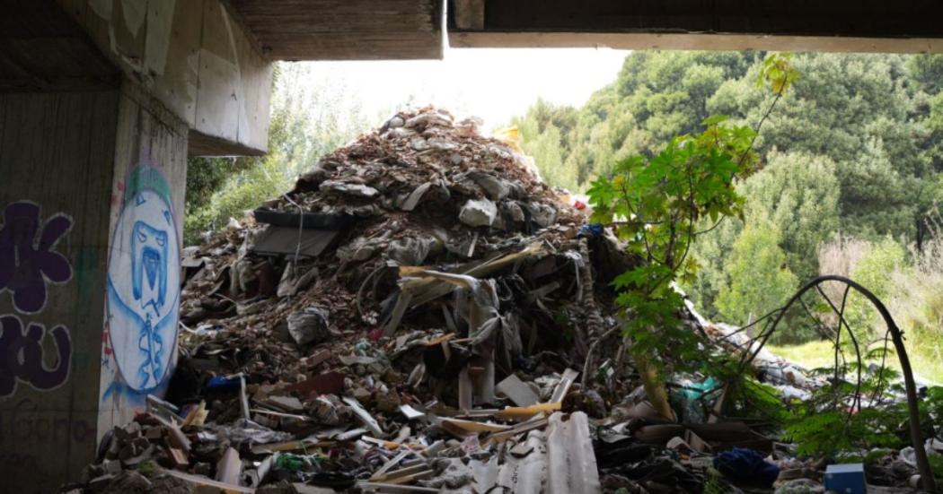 Toneladas de escombros fueron encontrados en el Humedal Tingua Azul