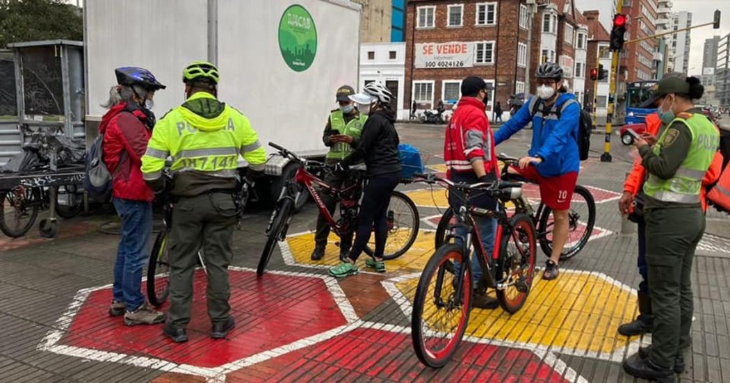 Con ciclistas se adelantó la campaña de seguridad vial para ciclistas que transi