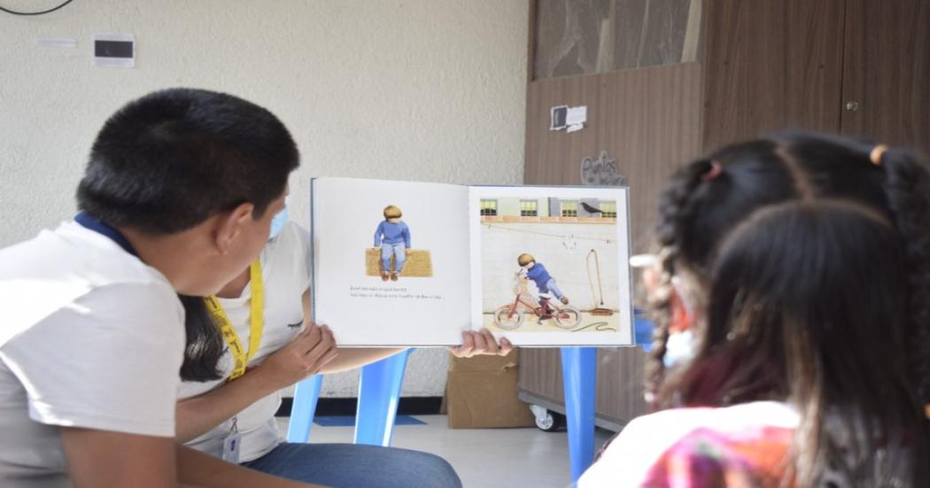 Donación de libros para los puntos de lectura en las plazas de mercado