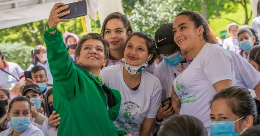 La alcaldesa, Claudia López. junto con las primeras ‘Sembradoras por la ReactivA