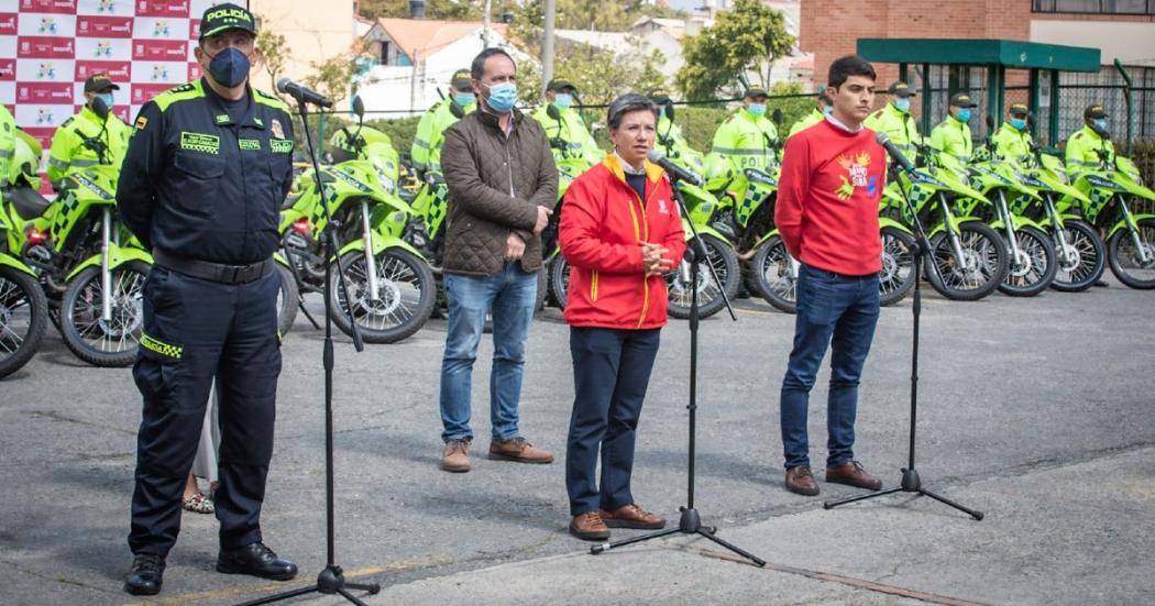 (De izq. a der.) General Eliécer Camacho, comandante de la MEBOG; Claudia López,