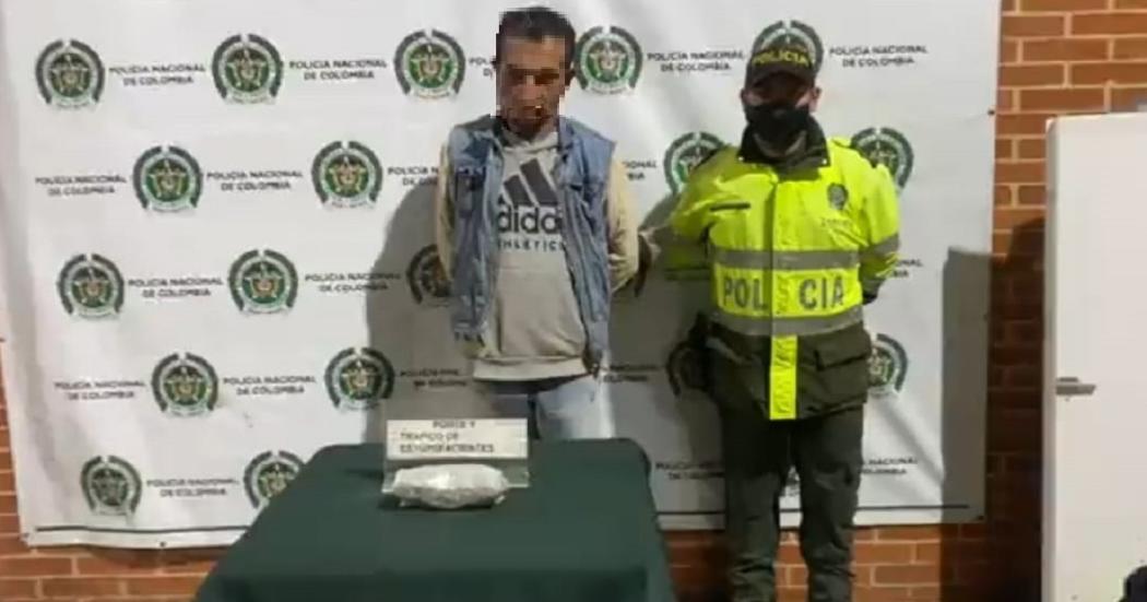 Capturan en Bosa a un hombre que llevaba un paquete con marihuana