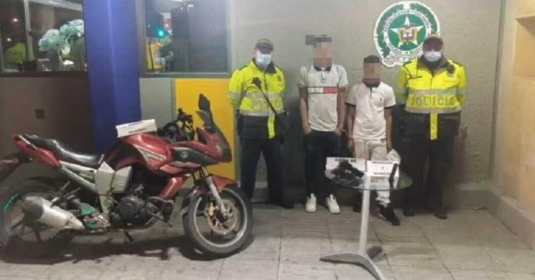 Policía de Bogotá capturó a dos hombres que huían en una moto hurtada