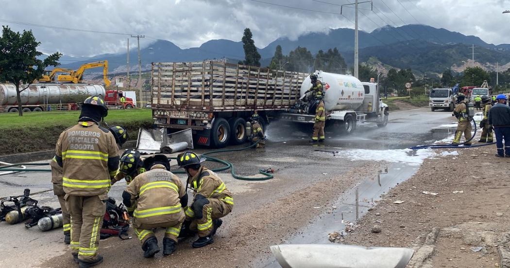 Bomberos controlaron la emergencia de un camión que transportaba gas