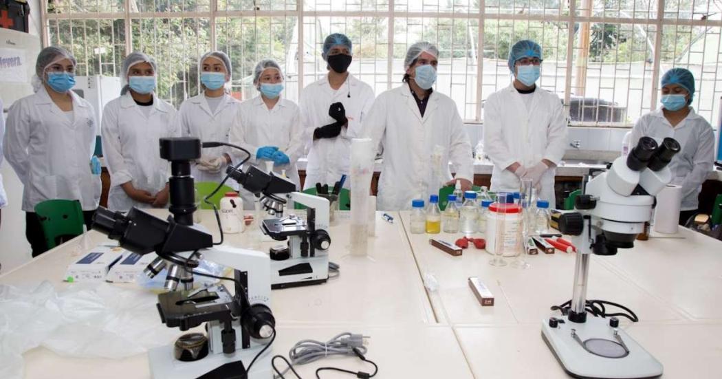 Colegios oficiales de Bogotá reciben 108 equipos de laboratorio 