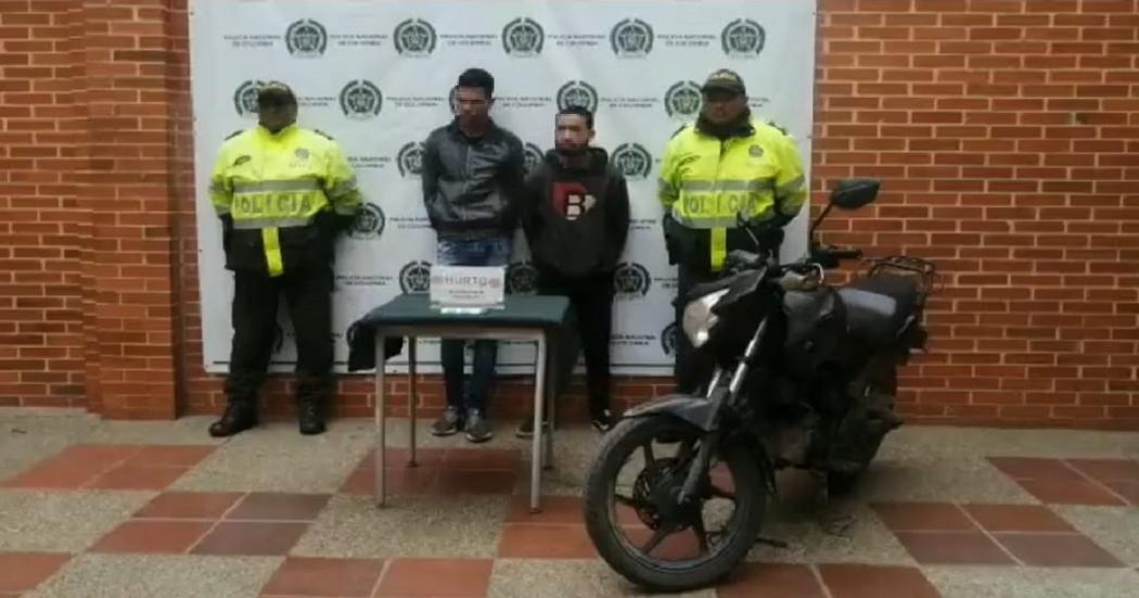 Dos personas que se movilizaban en moto fueron capturadas por hurto