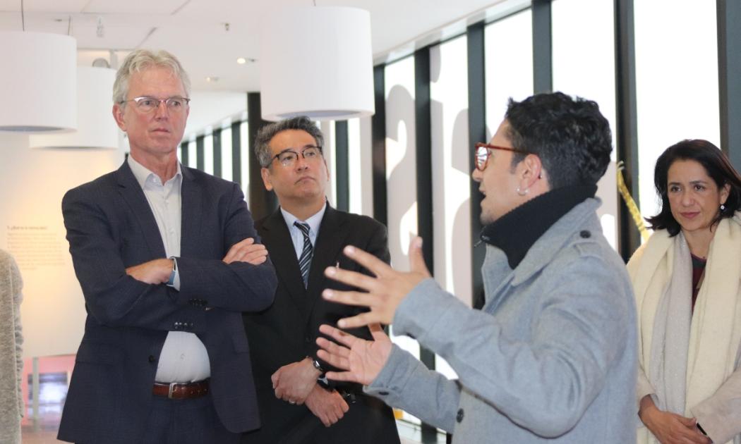 Delegación internacional en Centro de Memoria