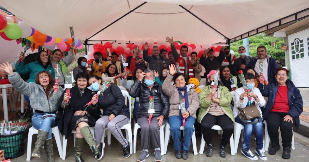 Caja de Vivienda celebra el día de las madres mejorando barrios 