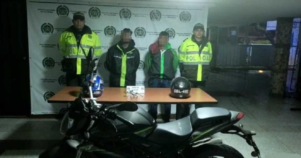 En persecución fueron capturados 2 hombres que iban en moto y armados