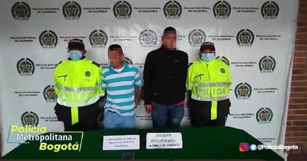 En bus alimentador fueron capturados 2 hombres por hurto de un celular