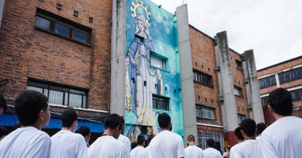 Jóvenes crearon mural con 'La Milagrosa' en el Centro ‘La Acogida'