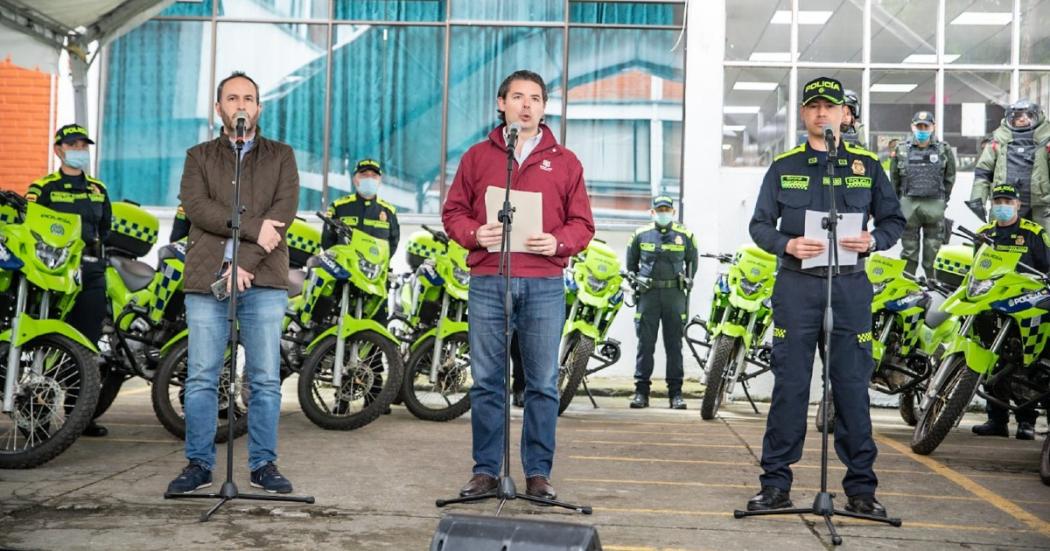 Distrito entrega 3.000 radios, 122 motos y 4 trajes antiexplosivos a la MEBOG