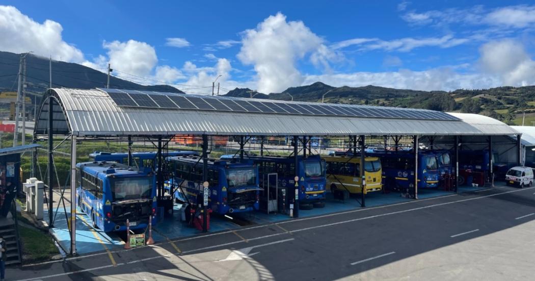 TransMilenio pone en marcha paneles solares en patio taller en Usme