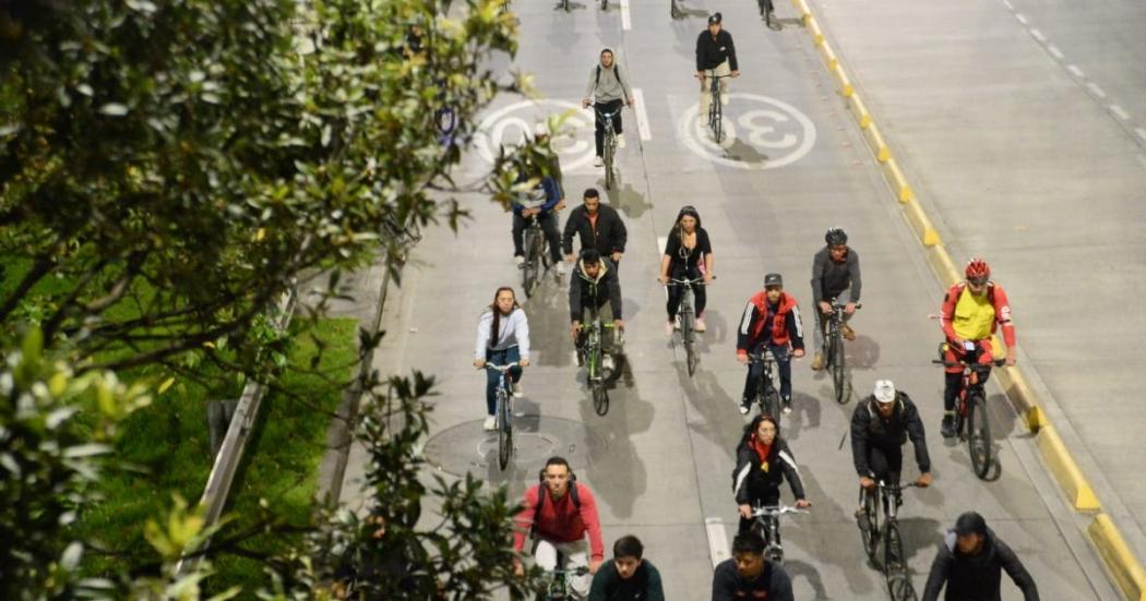 Multitudinaria participación en la ciclovía nocturna de Bogotá 2022 