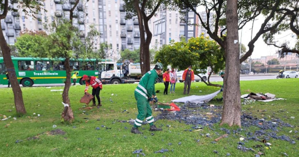 Recolección de residuos en los separadores de la Autopista Norte