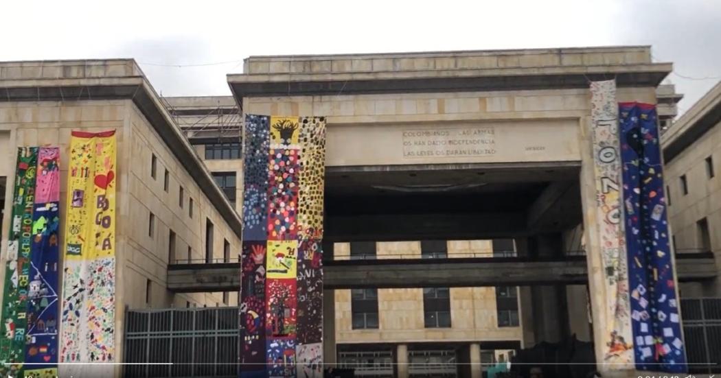 Telares bordados en el Palacio de Justicia en Día Internacional de Paz