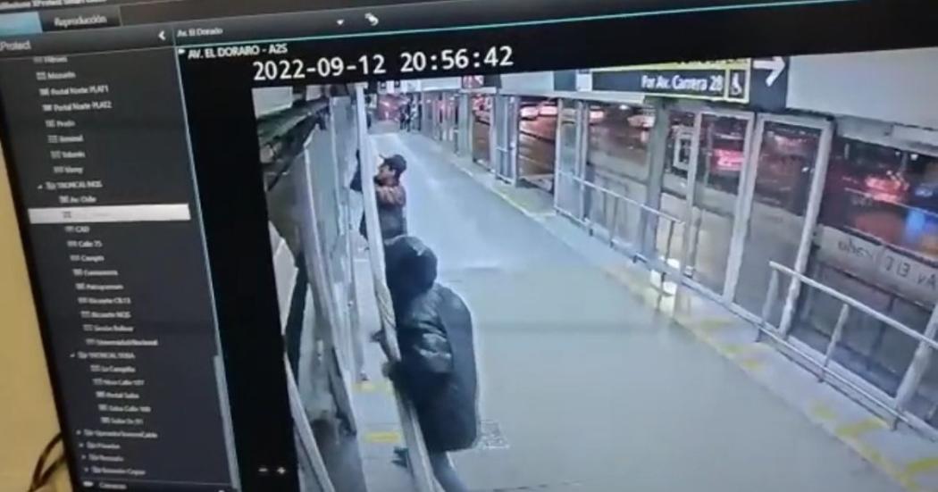 Intentaron hurtar láminas en TransMilenio y fueron capturados huyendo en un bus