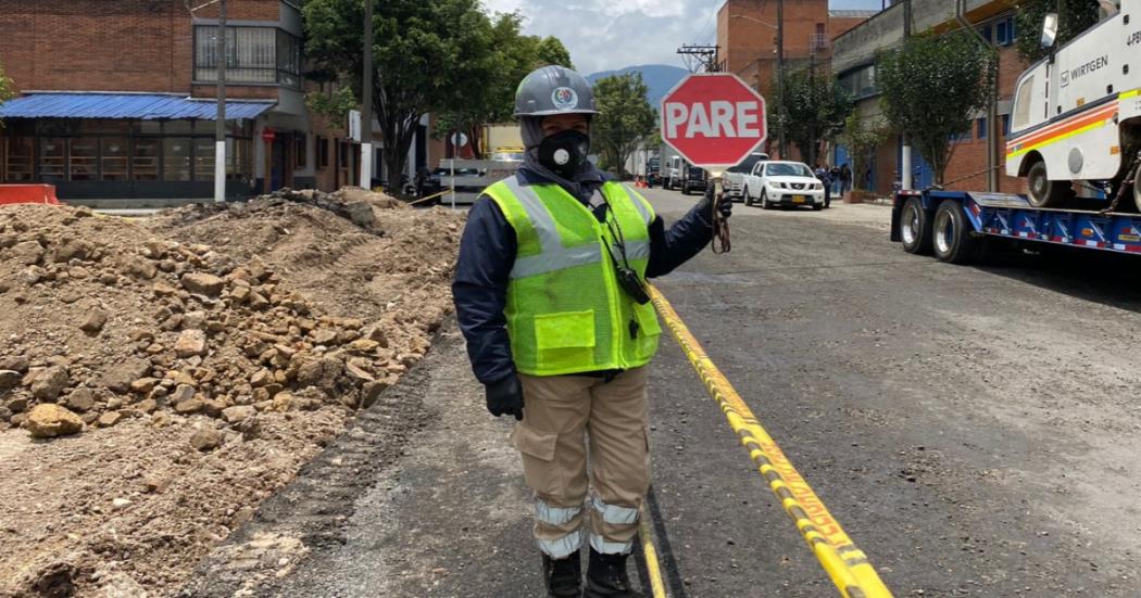 Unidad de Mantenimiento Vial está arreglando vía en Puente Aranda