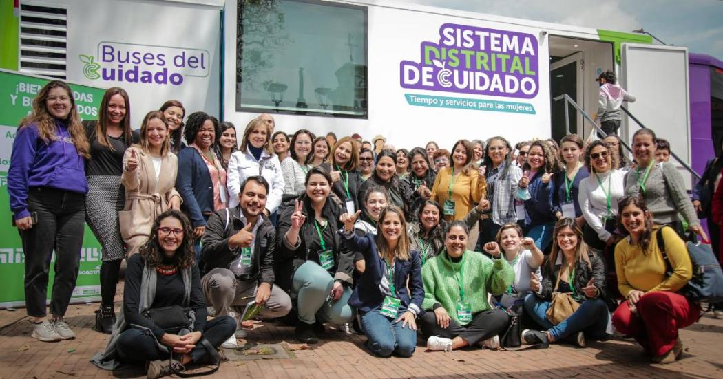 Buses del Sistema Distrital de Cuidado Visita delegación internacional