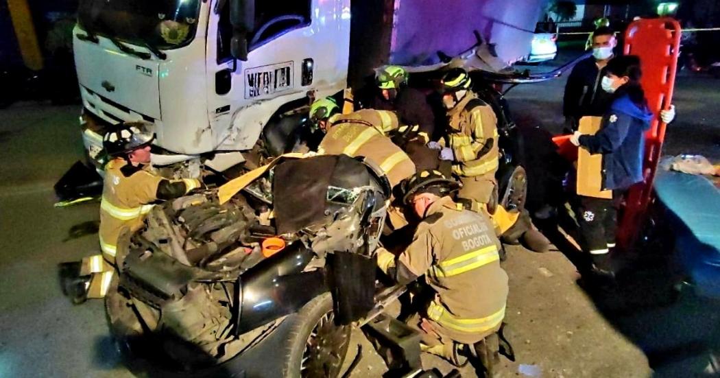 Un equipo de bomberos prestó atención prehospitalaria a las tres personas 