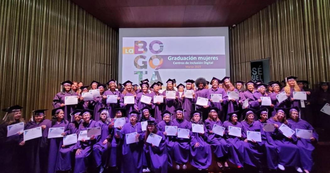 Más de 70 mujeres se graduaron de cursos digitales gratuitos Distrito