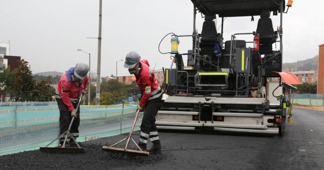 Personas que trabajan en la conservación de la malla vial en Bogotá