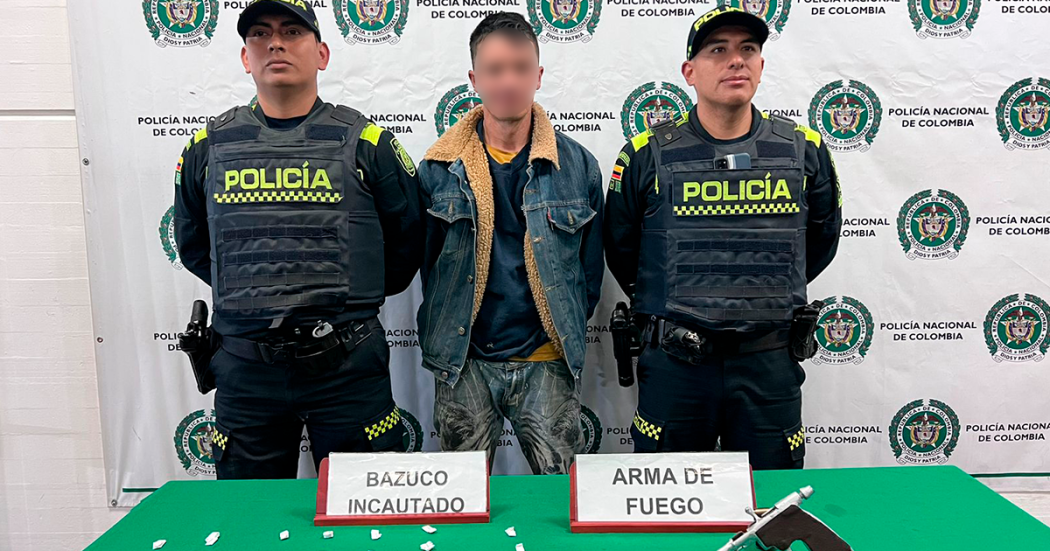 Capturado con estupefacientes ocultos en un cuaderno y una pistola