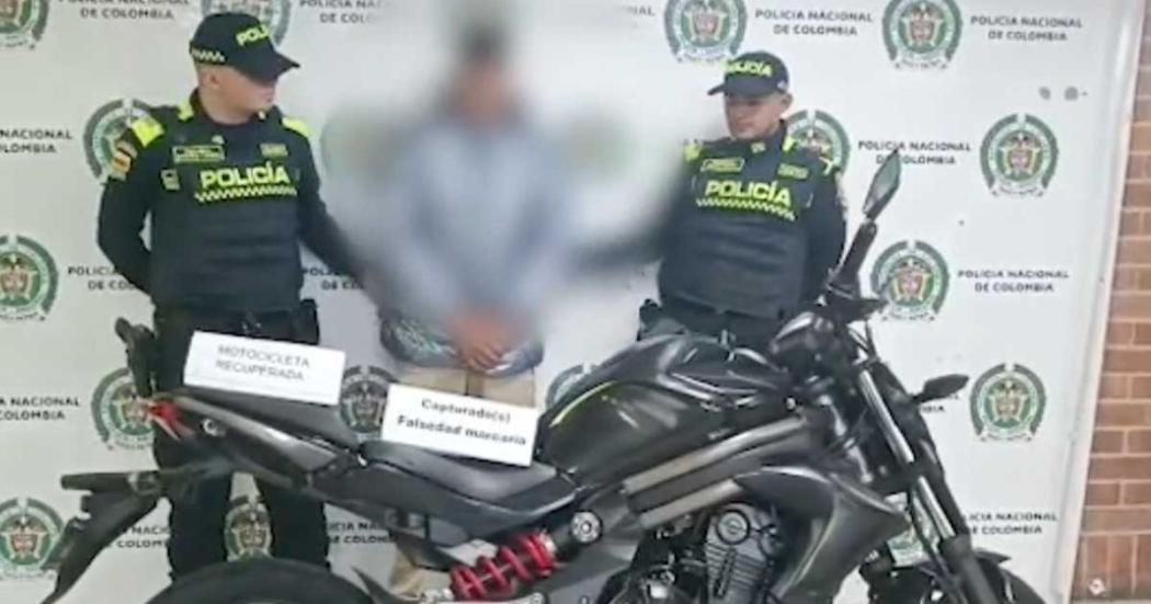 Iba en moto hurtada y la Policía lo capturó por falsedad marcaría