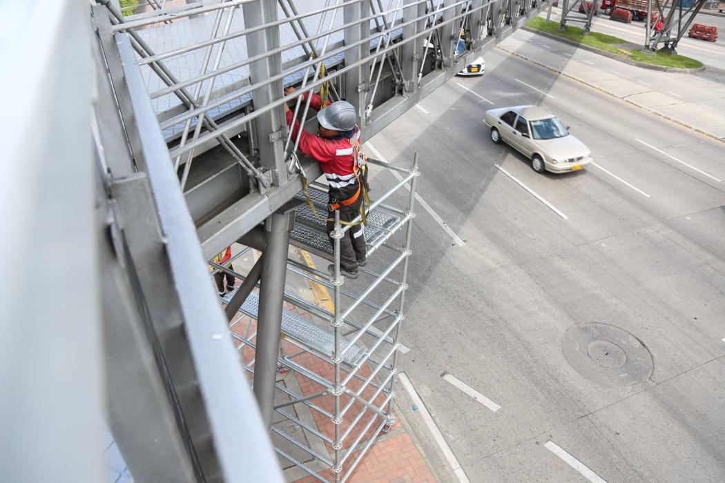 Cierre del puente peatonal de estación de TransMilenio de Paloquemao